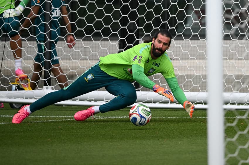 Alisson, durante treino da Seleção em preparação à Copa do Mundo
