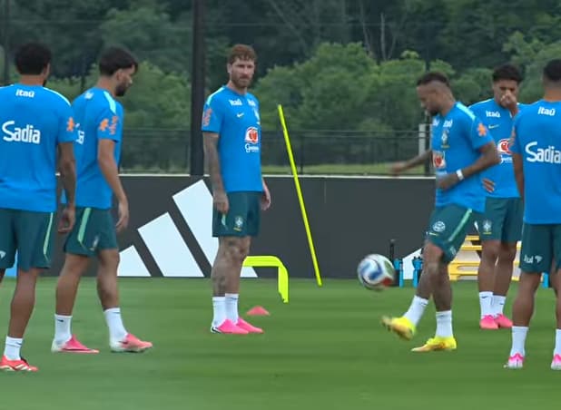 Neymar e Lucas Paquetá em altinha antes do treino da Seleção Brasileira começar