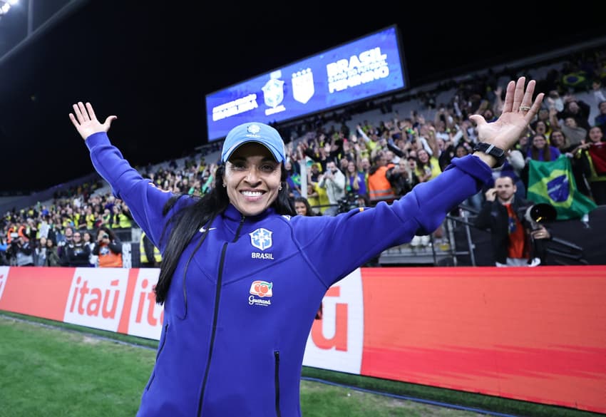 Marta é ovacionada na Neo Química Arena antes de Brasil x EUA. (Lívia Villas Boas/CBF)