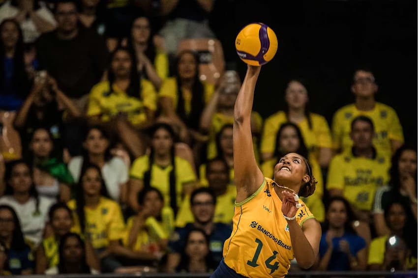 Ana Cristina saca em Brasil x Itália pela semana 1 da VNL 2026 (Foto: Volleyball World)