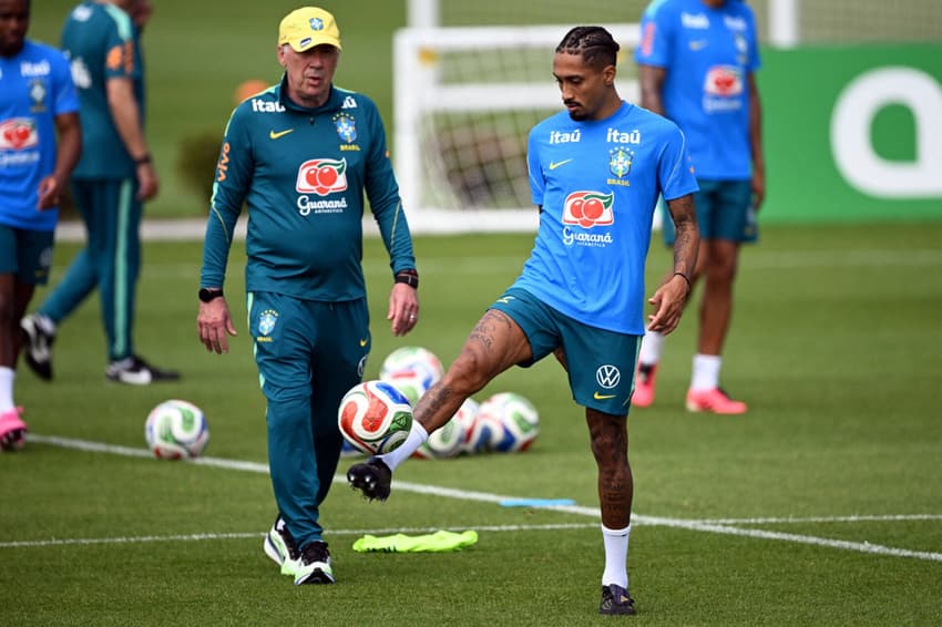 Carlo Ancelotti e Raphinha durante treino da Seleção Brasileira nos Estados Unidos