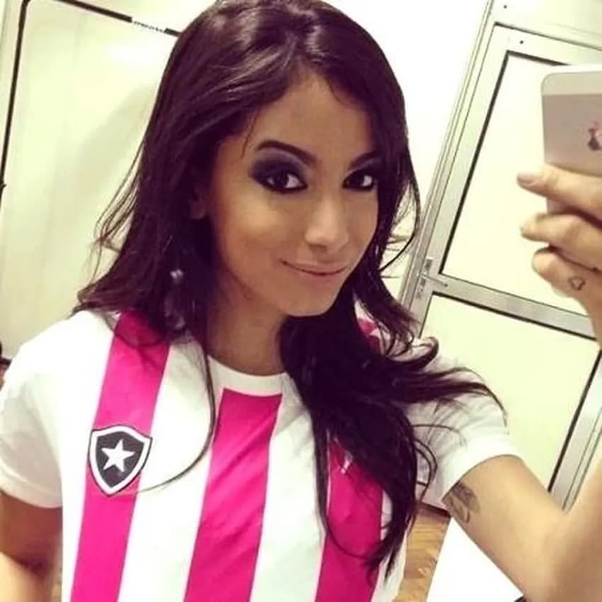 Anitta com a camisa do Botafogo (Foto: Arquivo pessoal)