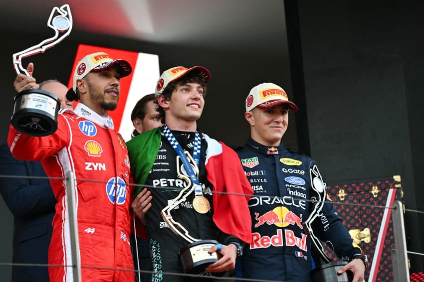 Pódio do GP de Mônaco formado por Lewis Hamilton, Kimi Antonelli e Isack Hadjar na F1 (Foto: Andrej ISAKOVIC / AFP)