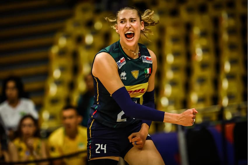 Antropova comemora ponto em Itália x Turquia na semana 1 da VNL 2026 (Foto: Volleyball World)