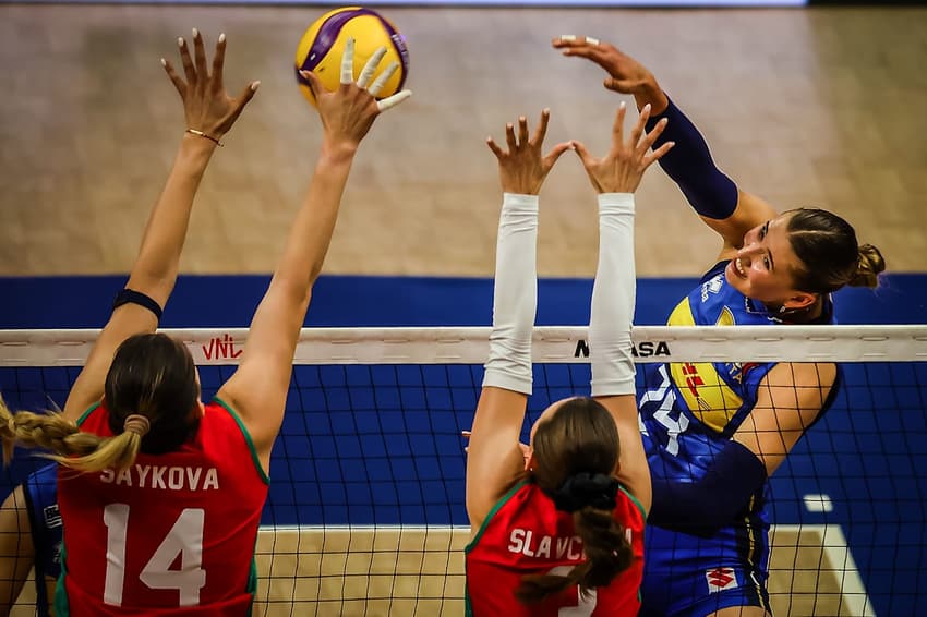 Antropova ataca em Brasil x Bulgária pela VNL 2026 (Foto: Volleyball World)
