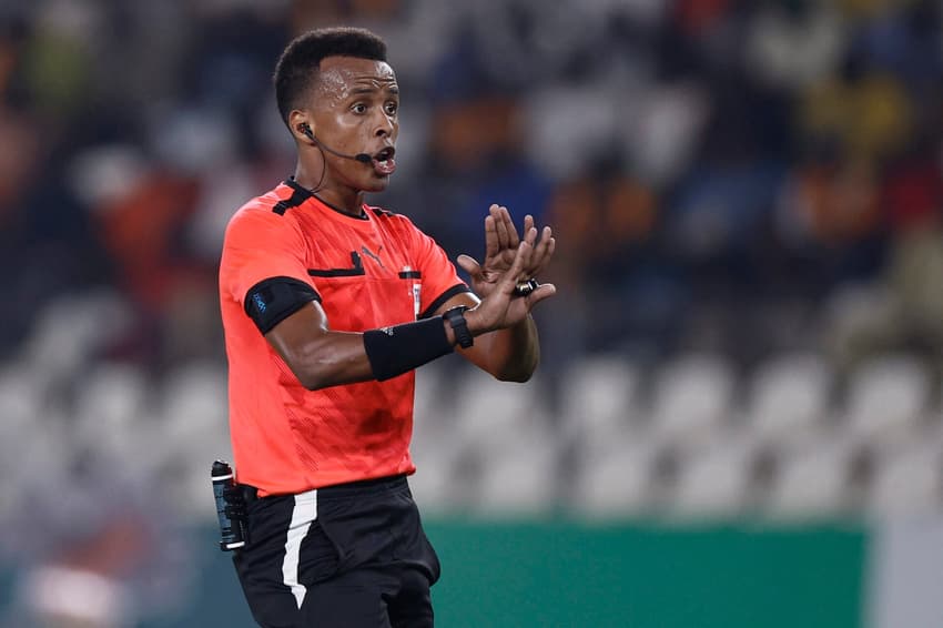 O jovem árbitro somali atuando pré-copa (Foto: KENZO TRIBOUILLARD / AFP)