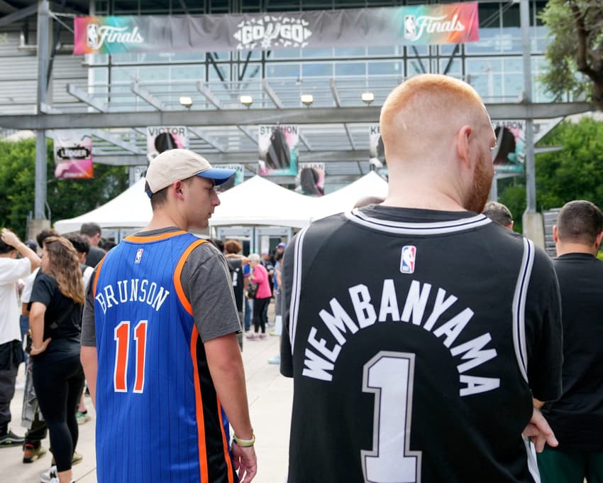 Torcedores nos arredores do Frost Bank Center, em San Antonio  (Photo by Jacob Gonzalez / NBAE / Getty Images / Getty Images via AFP)