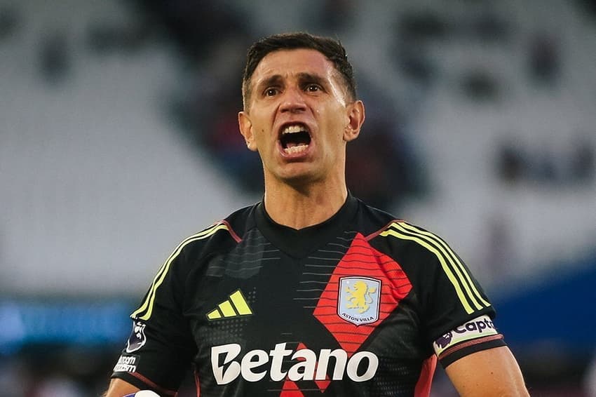Dibu Martínez comemorando vitória do Aston Villa