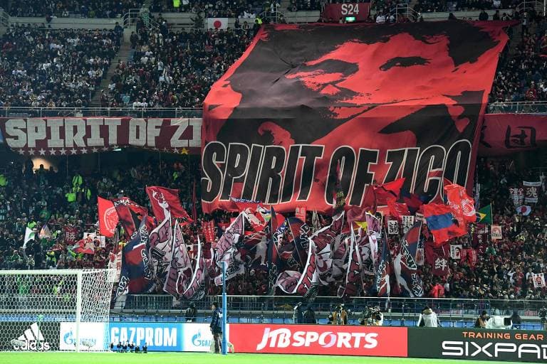 Bandeira da torcida do Kashima Antlers com o legado de Zico, na escrita Spirit of Zico