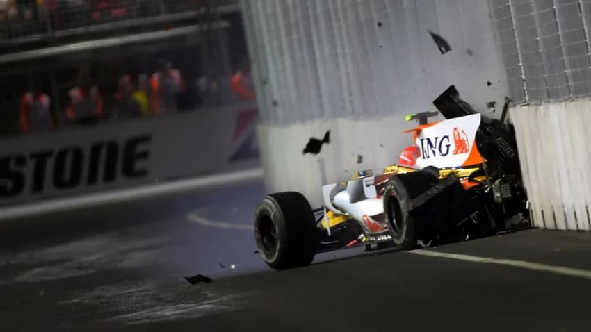 Registro da batida de Nelson Piquet Jr. durante o GP de Singapura 2008