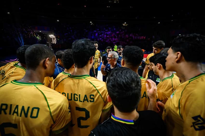 O técnico Bernardinho orienta os jogadores durante Brasil e Eslovênia pela VNL