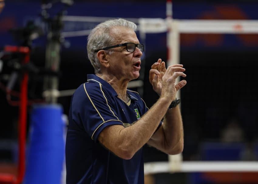 O técnico Bernardinho orienta o time durante o jogo contra a Argentina, pela VNL
