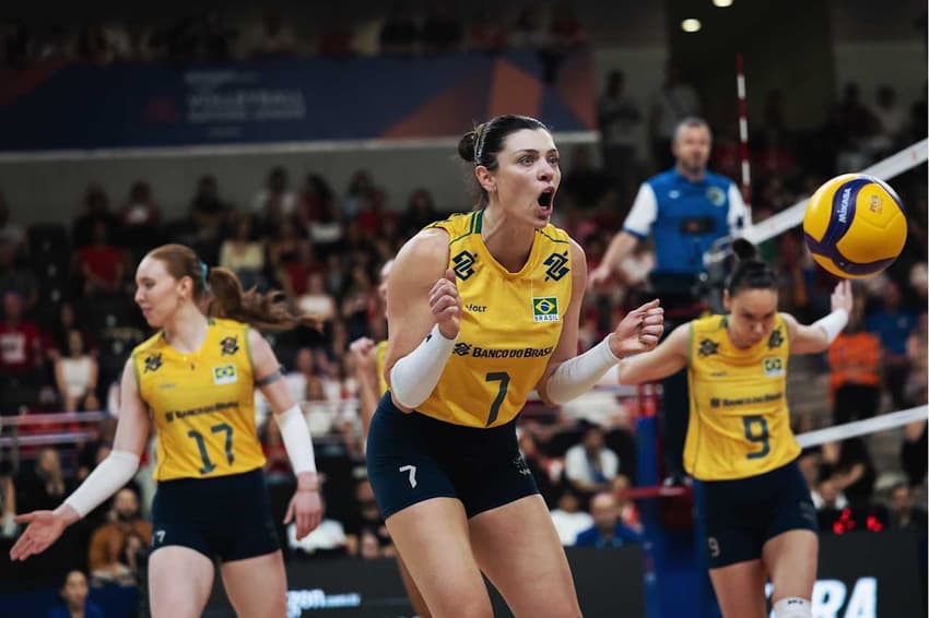 Jogadoras do Brasil comemoram ponto em vitória sobre a Bélgica na VNL