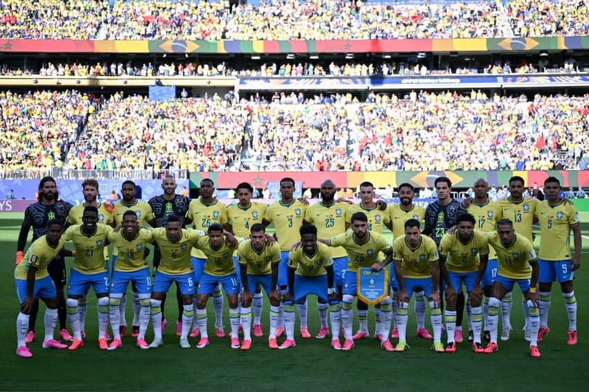Seleção perfilada antes de Brasil x Marrocos (Foto: Mauro PIMENTEL / AFP)