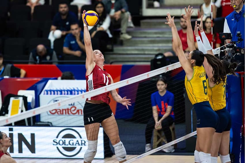 Bloqueio brasileiro em ação no duelo com a Alemanha na VNL feminina