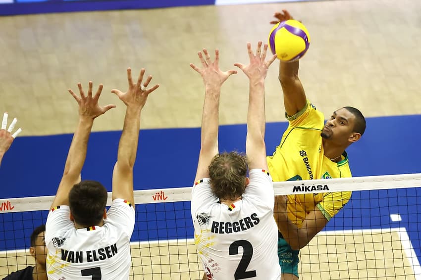 Adriano encara o bloqueio belga durante o segundo jogo da Liga das Nações de Vôlei