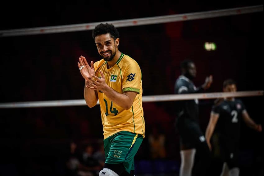 De camisa amarela, Fernando Cachopa sorri e aplaude após ponto do Brasil contra o Canadá na Liga das Nações de Vôlei Masculino