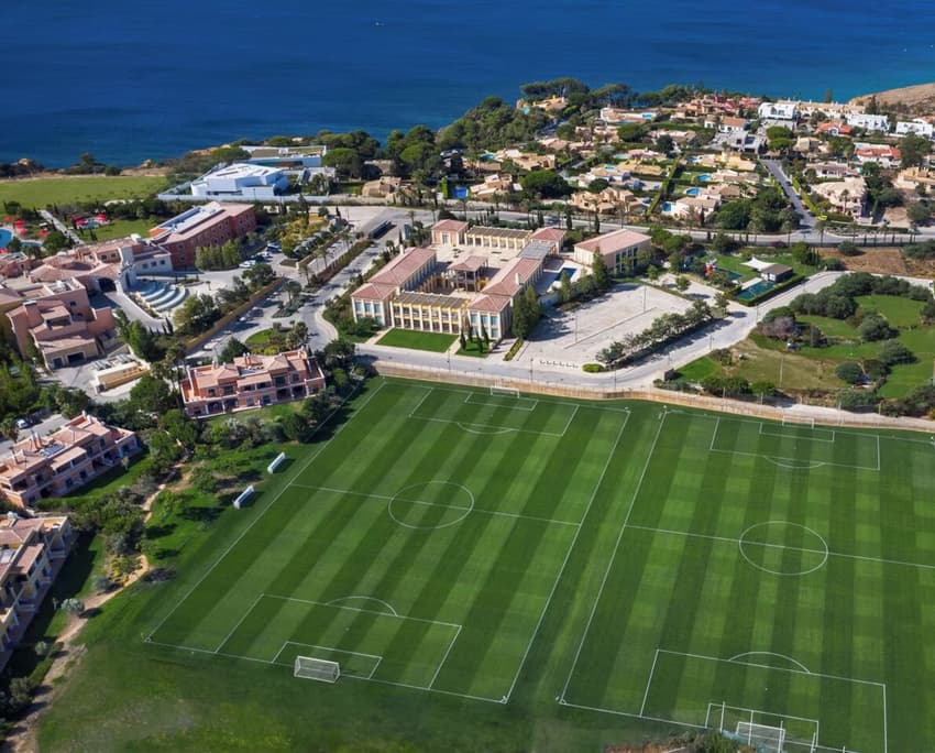 Campo de futebol do resort em que o Flamengo está hospedado em Portugal