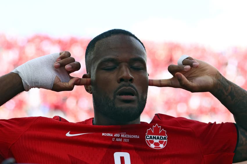Cyle Larin comemora gol na estreia da Copa do Mundo contra a Bósnia
