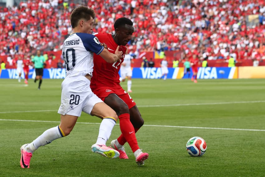 Esmir Bajraktarevic, da Bósnia, disputa bola com Richie Laryea, do Canadá, pela Copa do Mundo 2026 (Foto: Cole Burston / AFP)