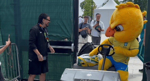 Canarinho chega ao treino da Seleção Brasileira (Foto: Márcio Iannacca/Lance!)