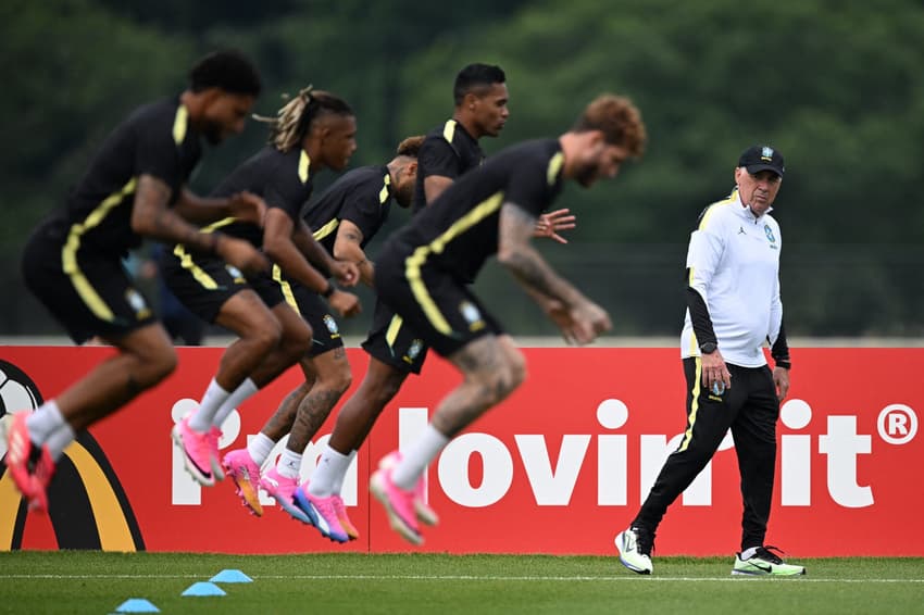 Carlo Ancelotti durante treino da Seleção Brasileira