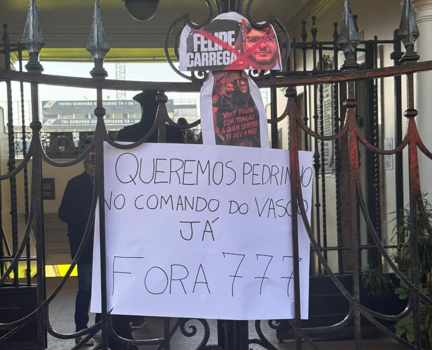 Cartaz na entrada de São Januário em protesto de torcedores do Vasco pedindo retorno de Pedrinho ao comando