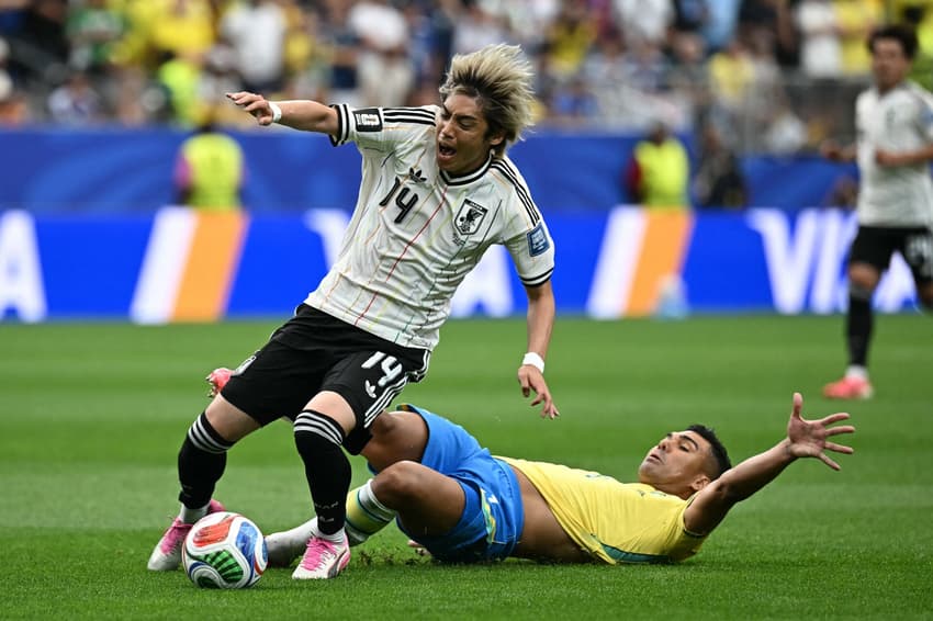 Casemiro, camisa 5 do Brasil, comete a falta sobre Ito, camisa 14 do Japão