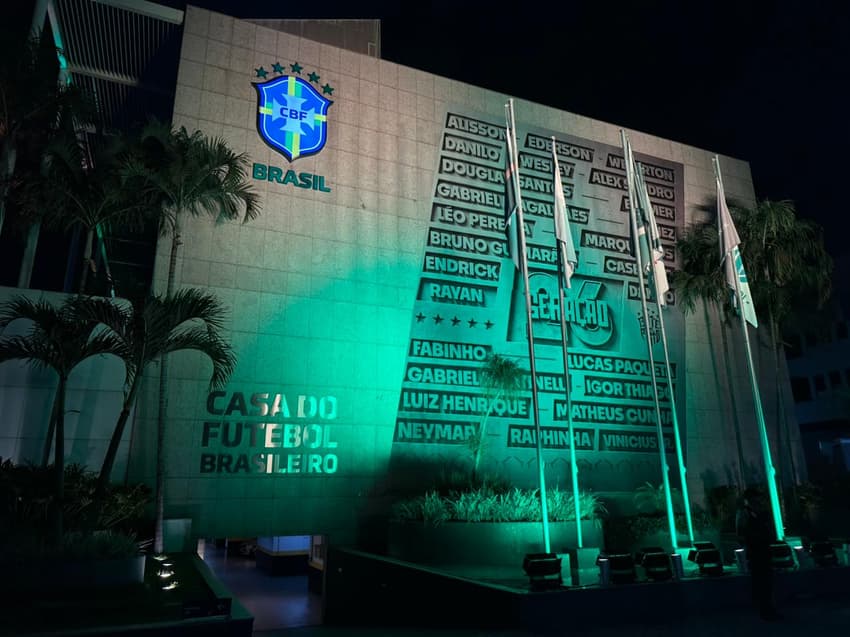 Sede da CBF com os nomes dos 26 convocados para a Copa do Mundo de 2026