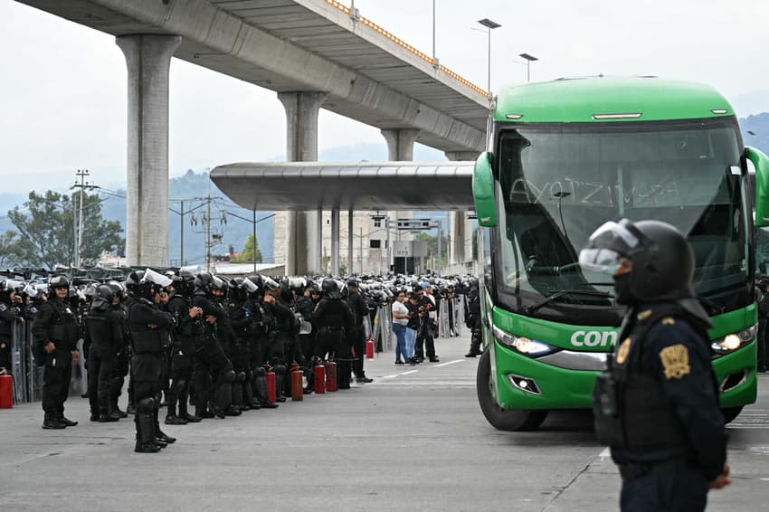 Estudantes chegam para se unir a protestos na Cidade do México