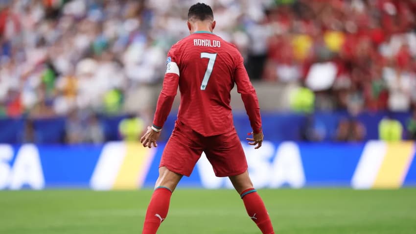 Cristiano Ronaldo comemora de costas gol marcado. Uniforme vermelho de Portugal e camisa 7
