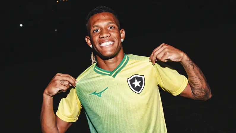 Danilo, do Botafogo, segurando camisa do Botafogo em homenagem a Seleção Brasileira.