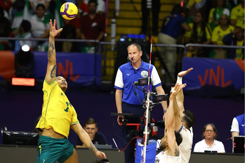 Darlan se estica para alcançar a bola em Brasil x Irã pela VNL 2026 (Foto: Volleyball World)