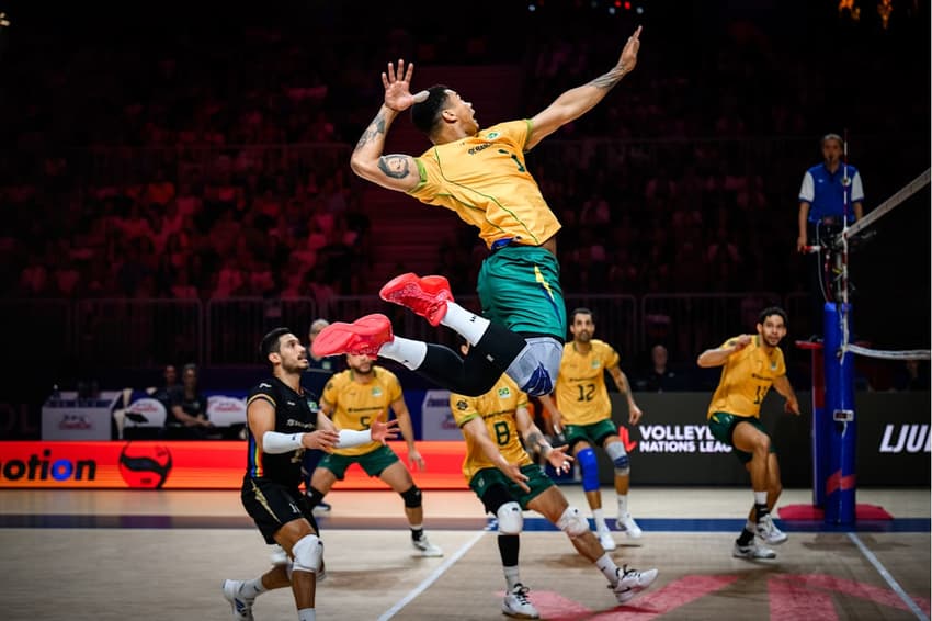 O oposto Darlan ataca durante a partida entre Brasil e Eslovênia na VNL