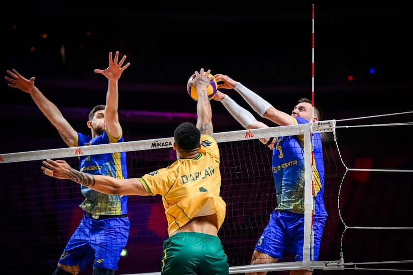 O oposto Darlan encara o bloqueio da Ucrânia em jogo válido pela Liga das Nações de Vôlei
