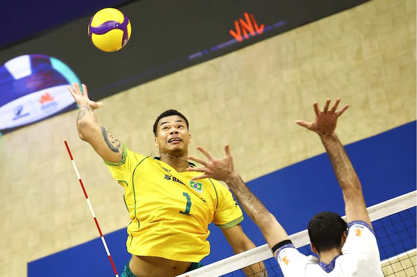 Darlan ataca em Brasil x Irã pela VNL 2026 (Foto: Volleyball World)