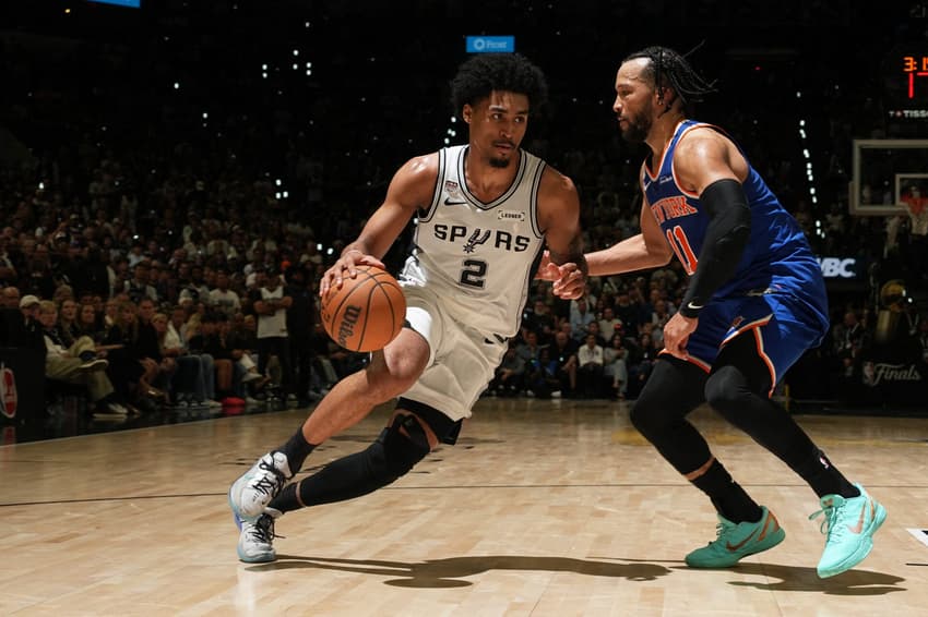 Dylan Harper enfrenta a marcação de Jalen Brunson no duelo entre Spurs e Knicks