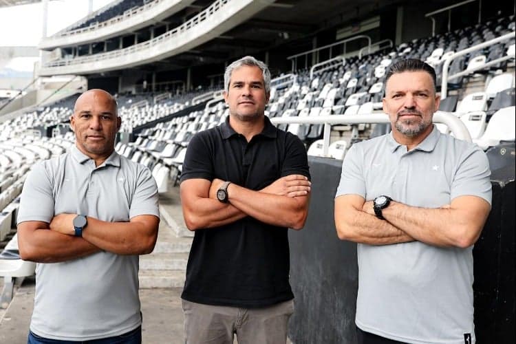 Augusto Oliveira apresentou Gladson Stwart e Jefferson da Silva (Foto: Divulgação/Botafogo)