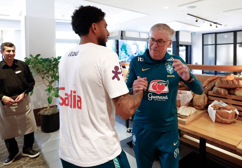 Ancelotti cumprimenta Éderson com aperto de mão