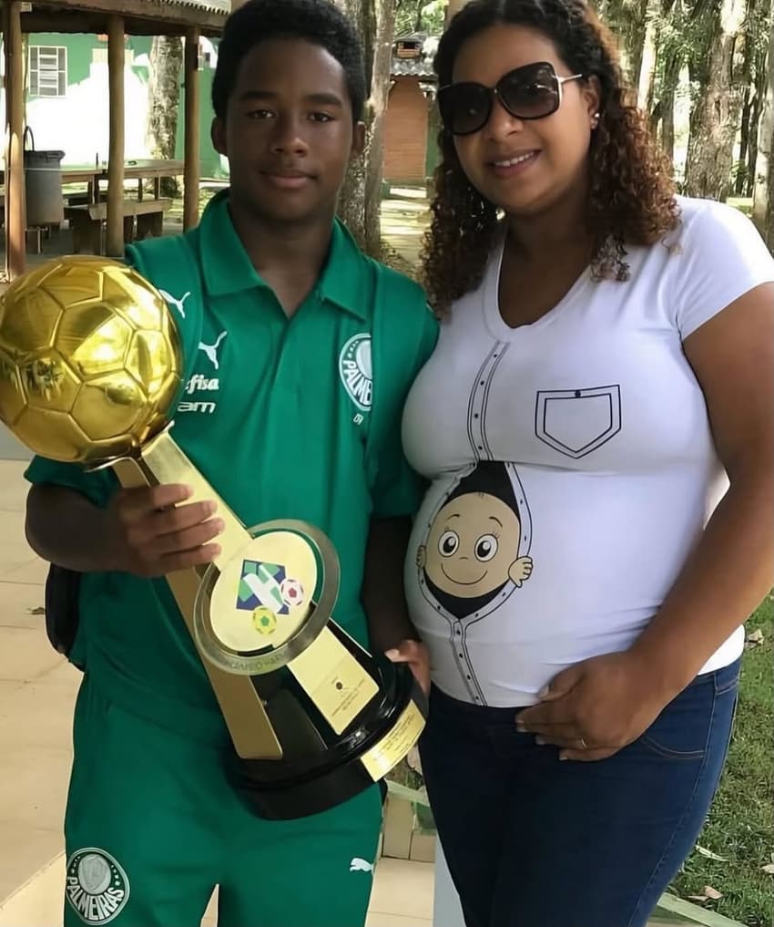 Cíntia ao lado de Endrick na época que o jovem jogava na base do Palmeiras (Foto: Arquivo pessoal)