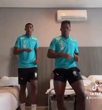 Endrick e Rayan fazem coreografia de dança na concentração da Seleção Brasileira de base 