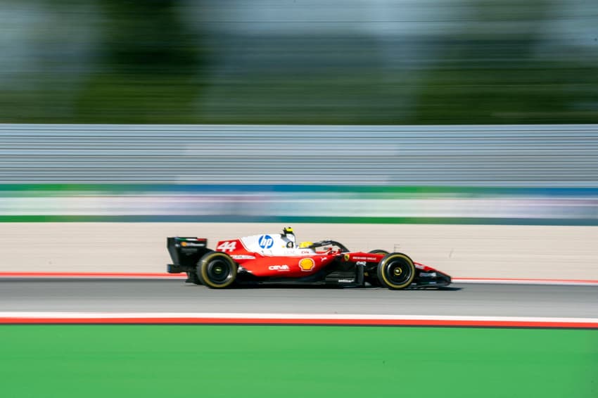 Lewis Hamilton em ação no GP de Barcelona na F1 2026 (Foto: Manaure QUINTERO / AFP)