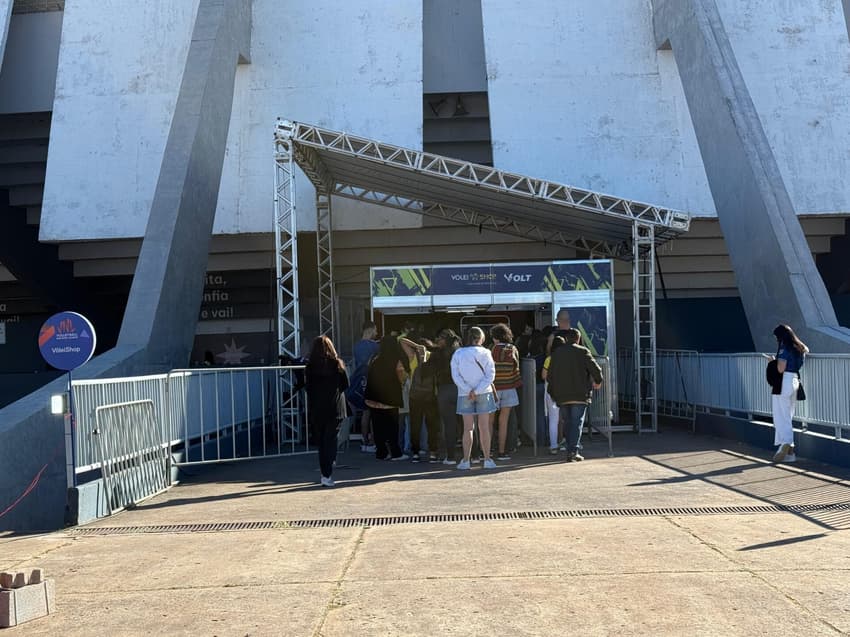 Fila para comprar produtos da Seleção na Arena Nilson Nelson (Foto: Andressa Simões/Lance!)