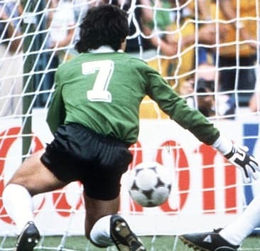 Ubaldo Matildo Fillol com a camisa 7 da Argentina na Copa do Mundo de 1982 contra o Brasil (Foto: Reprodução)