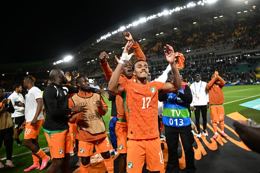 Jogadores da Costa do Marfim comemoram após vitória sobre a França em amistoso (Foto: Loic Venance / AFP)