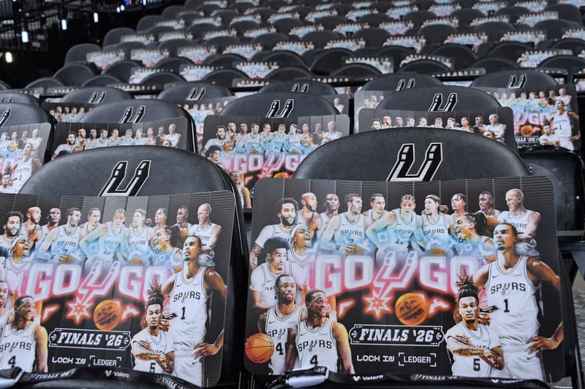 Pôsteres do San Antonio Spurs dispostos nos assentos do Frost Bank Center