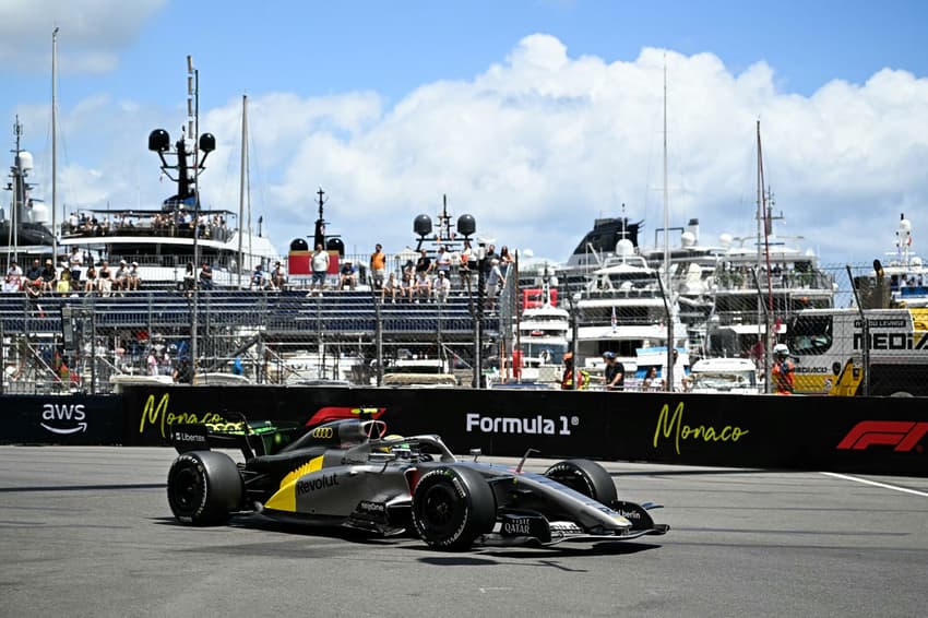 Gabriel Bortoleto em ação na classificação do GP de Mônaco na F1 2026 (Foto: Gabriel BOUYS / AFP)