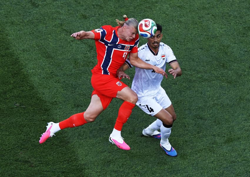 Haaland em ação no jogo da Noruega contra o Iraque pela Copa do Mundo