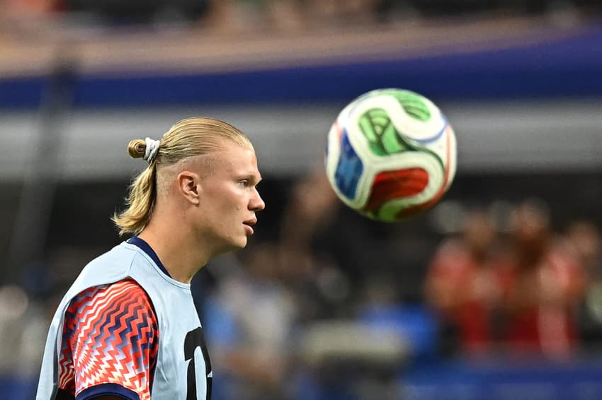 O atacante norueguês, Erling Braut Haaland, aquece antes da partida da fase de 32 da Copa do Mundo de 2026 entre Costa do Marfim e Noruega.