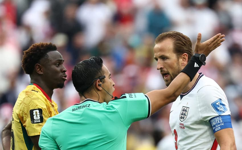 Harry Kane, da Inglaterra, reclama com o árbitro em duelo contra Gana pela Copa do Mundo